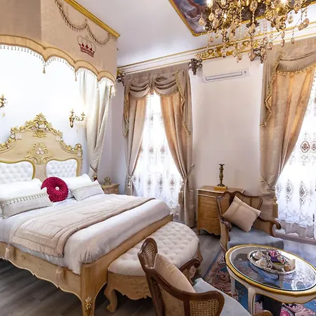 Royale Maison De L'eglise Du Couvent