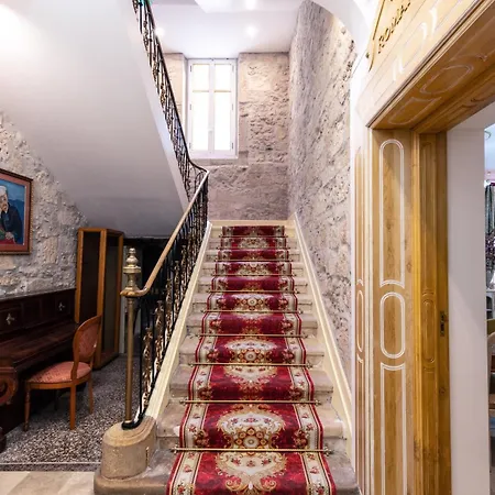 Royale Maison De L'eglise Du Couvent